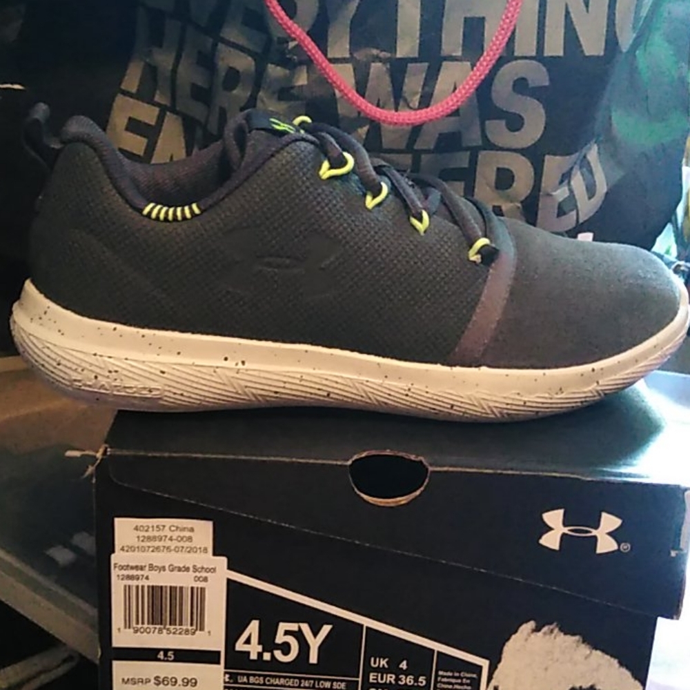 New under armour boys sz 4.5 sneaker